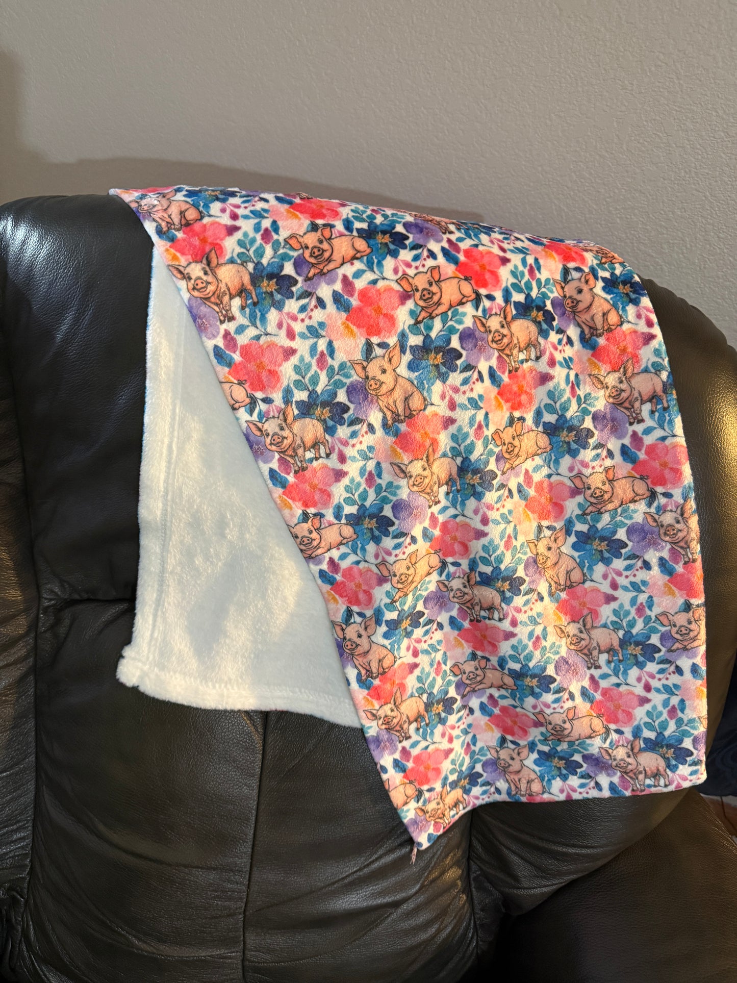 Cute Pig Floral Minky Blanket for Kids - Soft & Cozy Throw